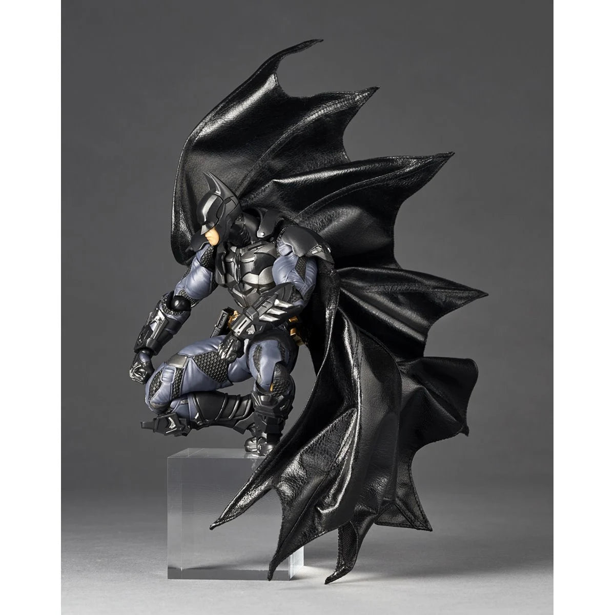 (PREVENTA) Batman: Arkham Knight Batman Revoltech Amazing Yamaguchi Action Figure