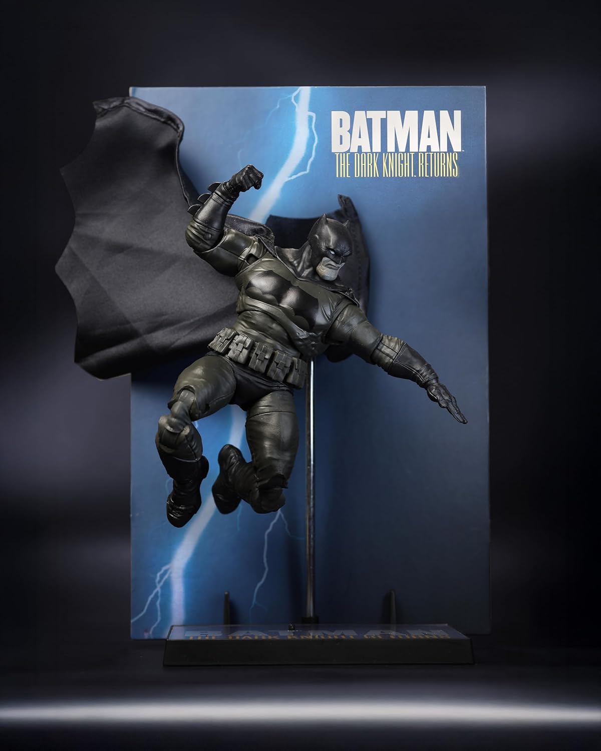 (PREVENTA) McFarlane Toys - DC Multiverse Batman (The Dark Knight Returns) 7in Action Figure, McFarlane Cover Recreations, Gold Label, Amazon Exclusive