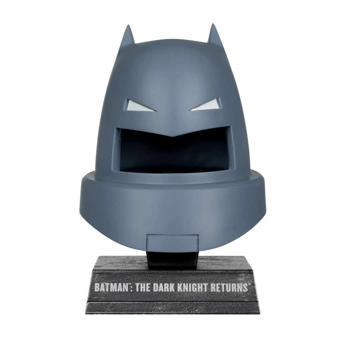 (PREVENTA) DC Direct Prop Replica Armored Batman Cowl (The Dark Knight Returns) 1:3 Scale
